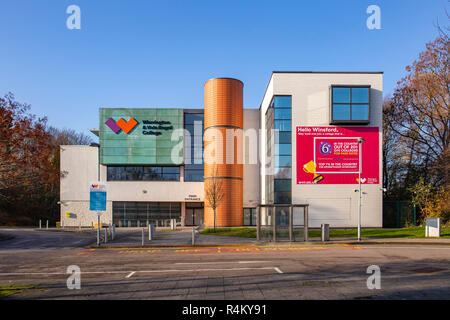 Warrington & Vale Royal College à Winsford, montrant l'entrée principale, Cheshire UK Banque D'Images