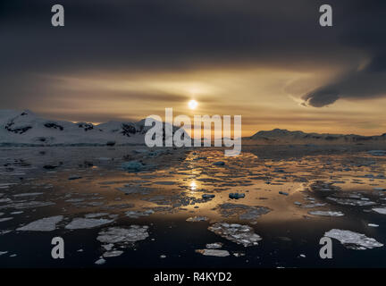 Coucher de soleil sur les montagnes et la dérive des icebergs à l'Antarctique, du détroit de Lemaire Banque D'Images