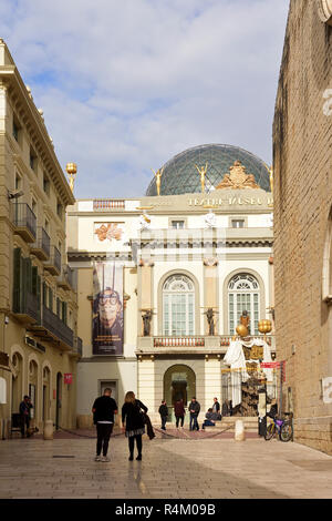 Tourisme en face du théâtre, musée de Salvador Dali à Figueres, Gérone, Catalogne, Espagne Banque D'Images