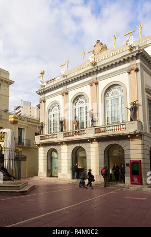 Tourisme en face du théâtre, musée de Salvador Dali à Figueres, Gérone, Catalogne, Espagne Banque D'Images