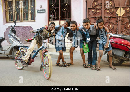 Les élèves indiens enfants posant en plein air, 23 février 2018 Madurai, Inde Banque D'Images