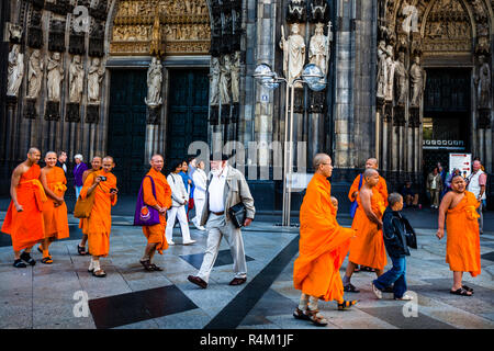 Les moines bouddhistes en face de la cathédrale de Cologne, Allemagne catholique Banque D'Images