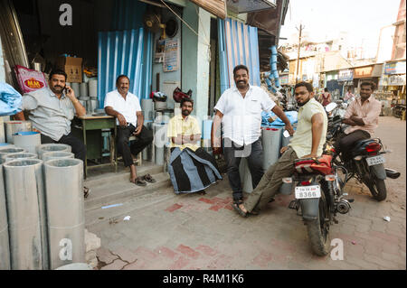 Groupe d'indian mans en posant à l'extérieur à l'appareil photo, 23 février 2018 Madurai, Inde Banque D'Images