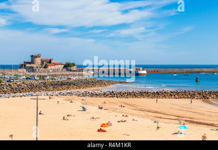 Plage de Ciboure et fort de Socoa dans les Pyrénées-Atlantiques et la région centre. Banque D'Images