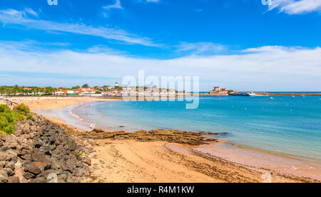 Plage de Ciboure et le fort de Socoa dans les Pyrénées-Atlantiques et la région centre. Banque D'Images