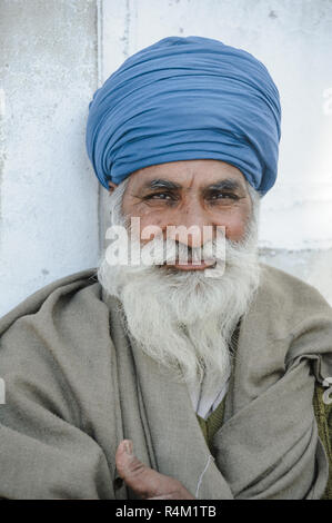 Vieux sikh indien looking at camera. 26 février 2018 d'Amritsar, en Inde. Banque D'Images