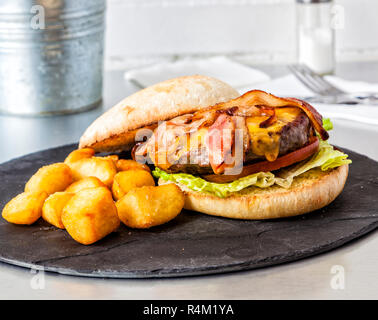 Bacon cheeseburger : Flame-patty de bœuf grillé garni de lard fumé et une couche de fromage américain fondu. Banque D'Images