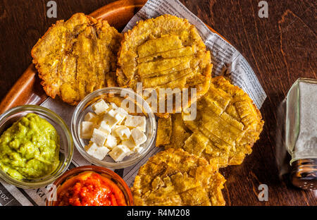 Patacones ou tostones sont frites de plantain vert, faites avec des tranches de bananes vertes. Nourriture typique du Mexique et d'Amérique du Sud. Banque D'Images