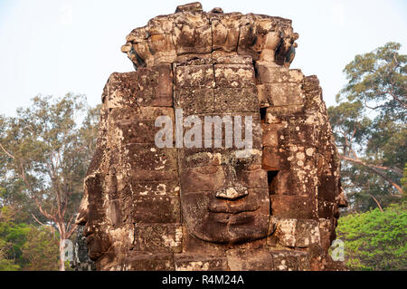 Un visage souriant d'Avalokiteshvara sur l'une des 54 tours gothiques du XIIe siècle temple d'état de Bayon partie d'Angkor Thom, Siem Reap, Cambodge, Asie Banque D'Images