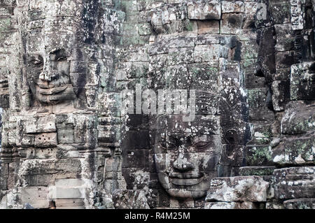 Un visage souriant d'Avalokiteshvara sur l'une des 54 tours de style gothique du 12ème siècle Bayon temple d'État partie d'Angkor Thom, Siem Reap, Cambodge Banque D'Images