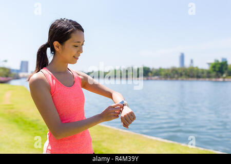 Femme Sport l'utilisation de smart watch pour l'exercice de formation Banque D'Images