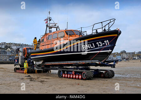 Le St.Ives, Cornwall, UK, un bateau de sauvetage de la RNLI Shannon classe nommée 'Nora Stachura' sur son lancement et récupération du véhicule de lancement de la préparation du système. Banque D'Images