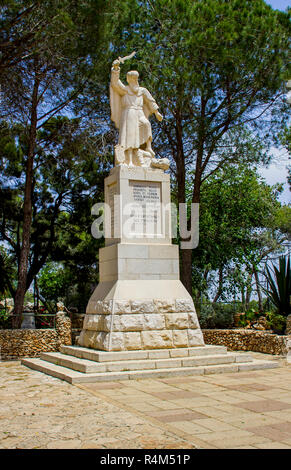 5 mai 2018 une statue de l'ancienne Bible prophète Elie Elie érigée au centre des visiteurs au sommet du Mont Carmel, en basse Galilée Israël. Banque D'Images