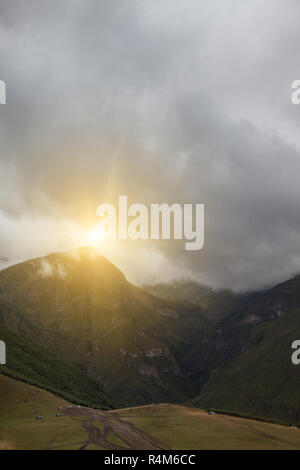 Vue panoramique sur la montagne un soir. Soirée magnifique paysage de montagne dans des le coucher du soleil. La Géorgie Kazbegi Banque D'Images