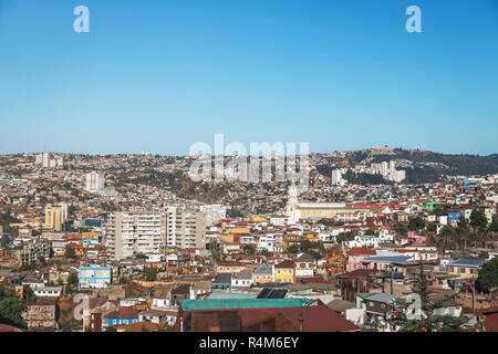 Vue aérienne de Valparaiso et de Las Carmelitas church de la place de Bismarck à Cerro Carcel Hill - Valparaiso, Chili Banque D'Images