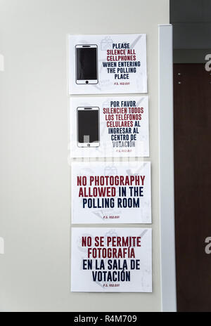 Aucun signe de la photographie à la fois en anglais et en espagnol à l'installation de vote en Floride. Banque D'Images