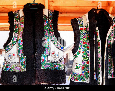 Vestes en cuir avec broderie traditionnelle roumaine. Banque D'Images