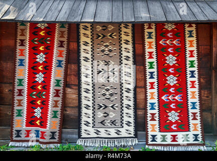 Des tapis traditionnels de Bucovine avec différentes couleurs et dessins. Présentation de tapis roumain Banque D'Images