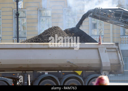 Des travaux sont en cours sur la pose de l'asphalte de la route .Les travaux sont réalisés dans le mode accéléré. Banque D'Images