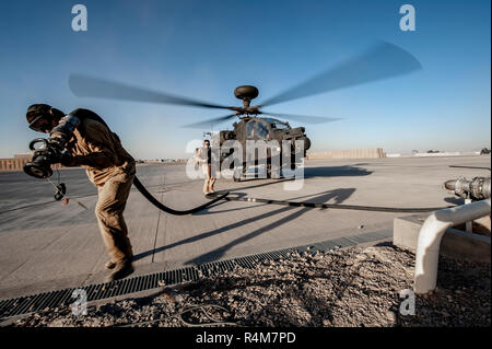 L'Helmand, Bastion/Afghanistan -Circa 2010 : AH 64 Hélicoptère d'attaque Apache Longbow British Army Air Corp,​ au cours de l'opération Herrick Banque D'Images