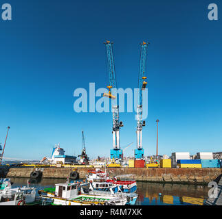 Grues en Valparaiso Harbour - Valparaiso, Chili Banque D'Images