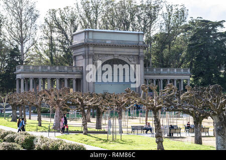 SAN FRANCISCO, USA - 26 février 2017 : le Golden Gate Park à San Francisco, La photo montre le kiosque à musique de Temple aka Spreckles à proximité le M. H. de Young Memorial Museum Banque D'Images