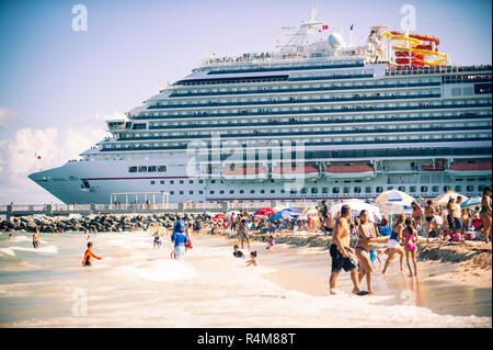 MIAMI - AOÛT, 2018 : l'imposant navire de croisière Carnival Vista domine South Beach qu'il quitte Port Miami, le terminal de croisière dans le monde Banque D'Images