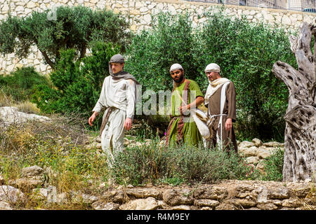 Jeunes hommes en costume d'époque dans le musée en plein air de Nazareth Village Israël. Ce site offre un regard authentique sur la vie et les temps de Jésus Banque D'Images
