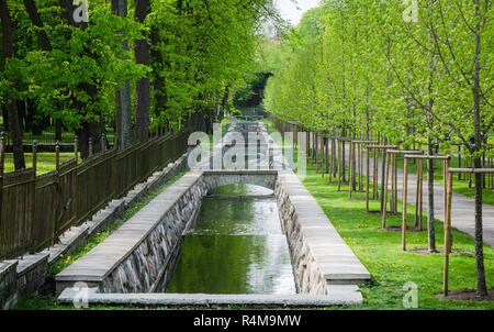 Canal d'eau pittoresque au printemps le parc Kadriorg, Tallinn, Estonie Banque D'Images