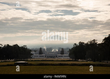 7 juillet 2017 - Canberra, Australie : une vue de l'ancien Parlement et le Mont Ainslie tôt le matin en hiver. Banque D'Images