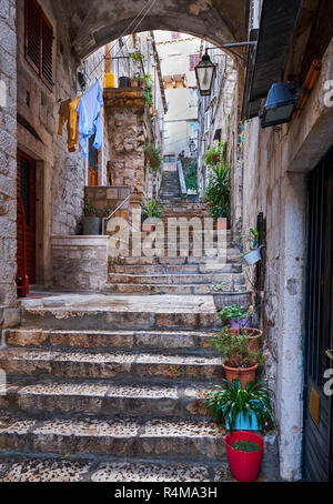 Dans les rues de la vieille partie historique de la ville-forteresse. Escalier en pierre menant à la partie supérieure de la ville de Dubrovnik Banque D'Images