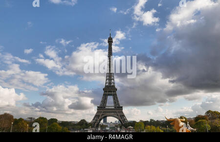 La fameuse Tour Eiffel sous de gros nuages, Paris, France. Banque D'Images