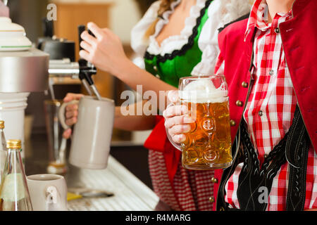 Jeune femme dessin bière en restaurant ou pub Banque D'Images