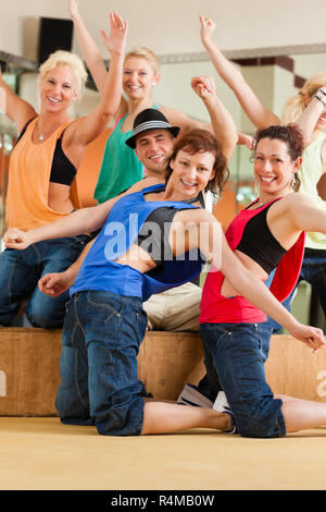 La Zumba ou Jazzdance - jeunes dansant dans studio Banque D'Images