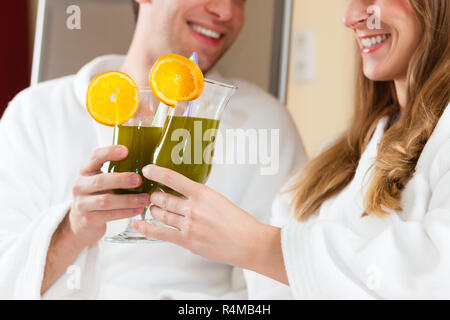 Bien-être - Couple avec Chlorophyll-Shake à Spa Banque D'Images