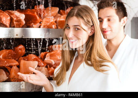 Jeune couple dans la grotte de sel d'un Spa Banque D'Images