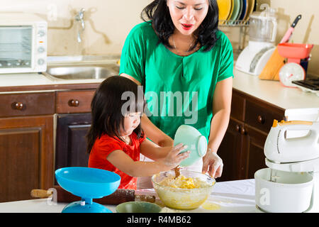 Mère et fille asiatique à la maison dans la cuisine Banque D'Images