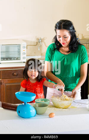 Mère et fille asiatique à la maison dans la cuisine Banque D'Images