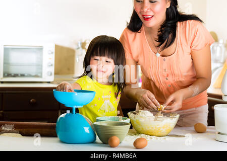 Mère et fille asiatique à la maison dans la cuisine Banque D'Images