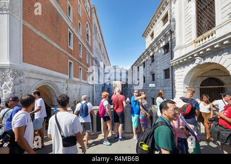 Venise, Italie - 13 août 2017 : le Pont des Soupirs et les touristes de passage et prendre des photos pour le célèbre pont dans une journée ensoleillée à Venise, Banque D'Images