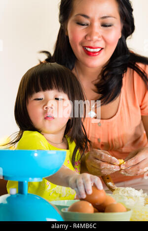 Mère et fille asiatique à la maison dans la cuisine Banque D'Images