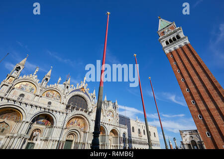 Basilique San Marco low angle view et clocher dans une journée ensoleillée en Italie Banque D'Images