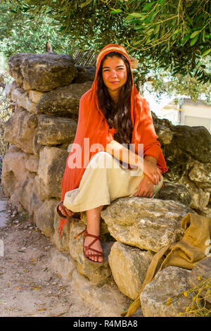 Une jeune femme en costume d'époque dans le musée en plein air du village de Nazareth en Israël. Ce site fournit un aperçu de la vie dans l'ancien Israël Banque D'Images