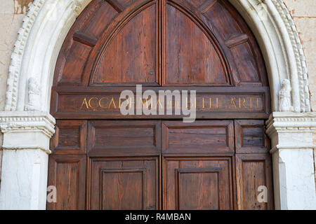 Venise, Accademia di Belle Arti portail en bois avec lettres d'or signer en Italie Banque D'Images