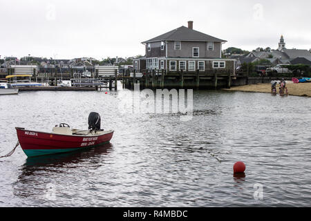 L'île de Nantucket, Massachusetts. Vue sur le port de Nantucket avec des bateaux et des maisons traditionnelles en bois sur une journée d'été brumeux Banque D'Images