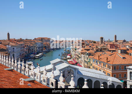 Venise, Italie - 15 août 2017 : Grand canal et le pont du Rialto vue du Fondaco dei Tedeschi, magasin de luxe terrasse dans un jour d'été ensoleillé Banque D'Images