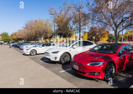 Novembre 25, 2018 San Jose / CA / USA - station de charge complet Tesla dans le sud de San Francisco, Silicon Valley Banque D'Images