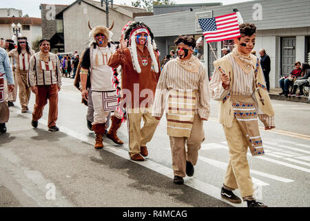 Porter des vêtements traditionnels, originaire d'Américains du Buffalo Bill's Wild West et Congrès des Rough Riders du monde porte fièrement le drapeau américain lors d'un Memorial Day Festival à Laguna Beach, CA. Banque D'Images