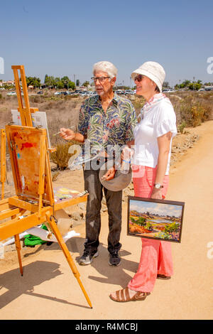 Deux artistes de plein air plein air discuter leurs toiles lors d'un concours d'art à Newport Beach, CA. Banque D'Images