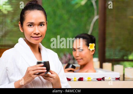 Les femmes indonésiennes ayant baignoire bien-être boire le thé Banque D'Images